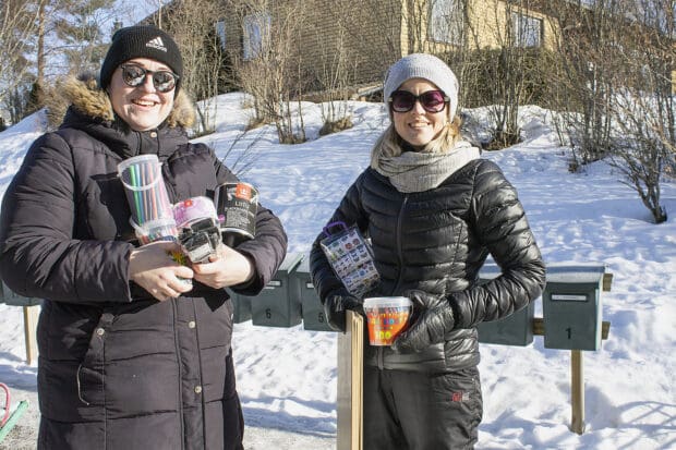 Taru Kiiskinen ja Suvi Timonen sekä askartelutarvikkeita