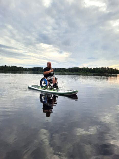 Aleksi Kareinen suppailemassa pyörätuolin kanssa. Kuva: Aleksi Kareinen