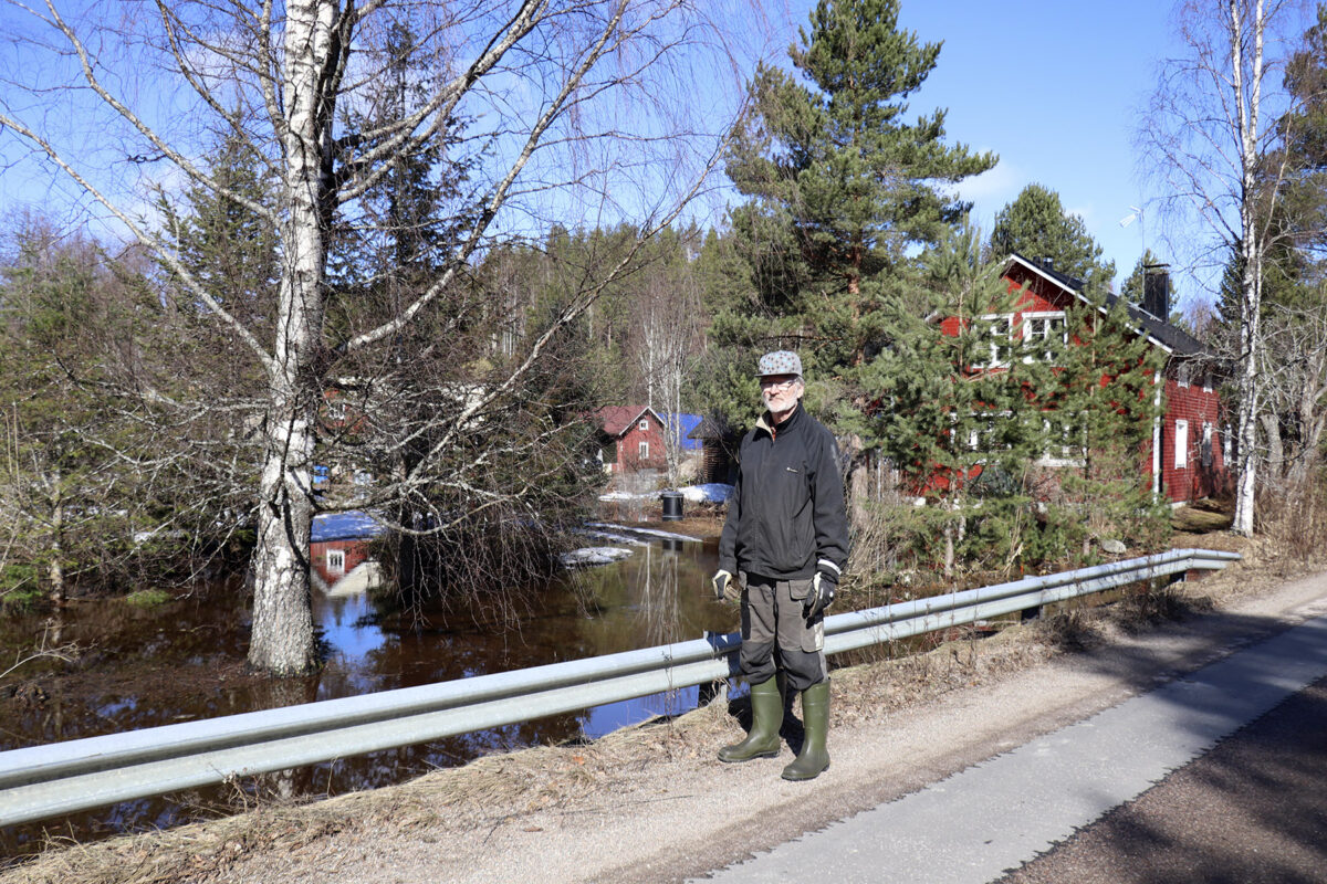 ”Täytyy toivoa, että talo pysyisi kuivana” – tulviva Juupajoki aiheuttaa unettomia öitä lähialueen asukkaille