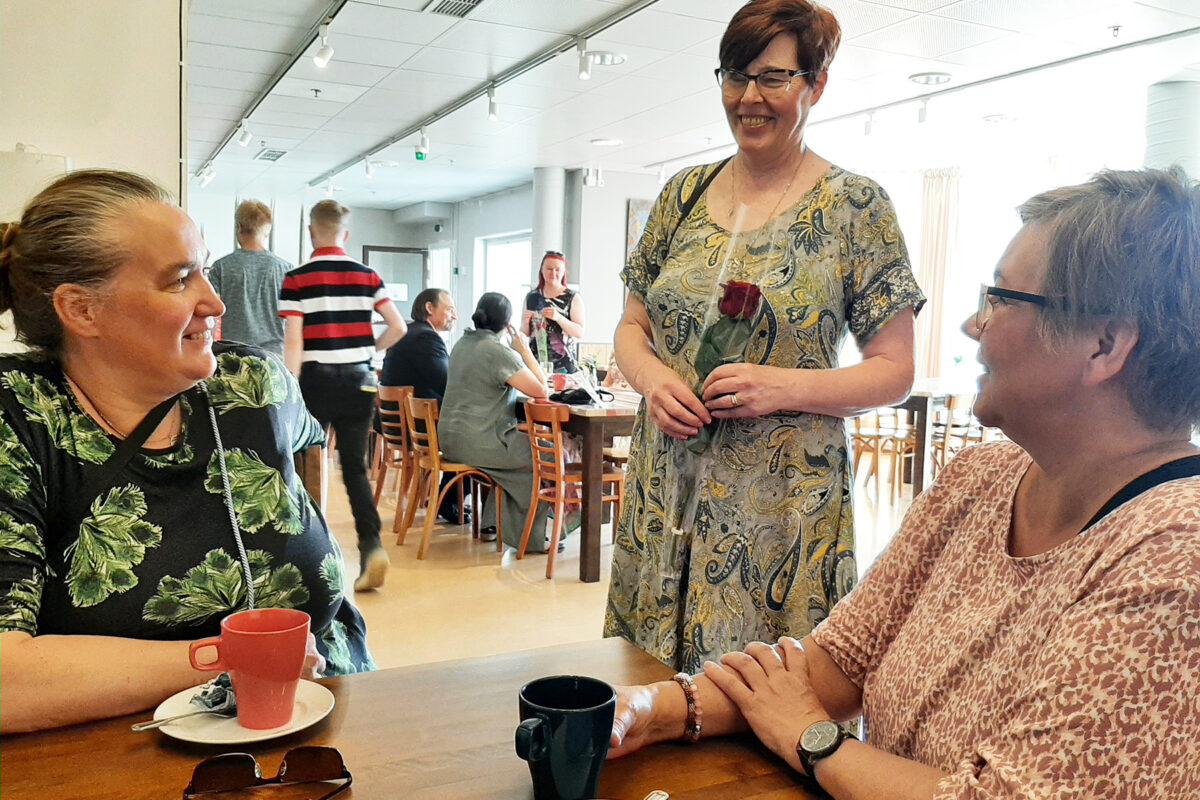 Opiskelu kannattaa aina, sanoo oppisopimuksella lähihoitajaksi valmistunut alanvaihtaja: ”Pidetään toivoa yllä!”