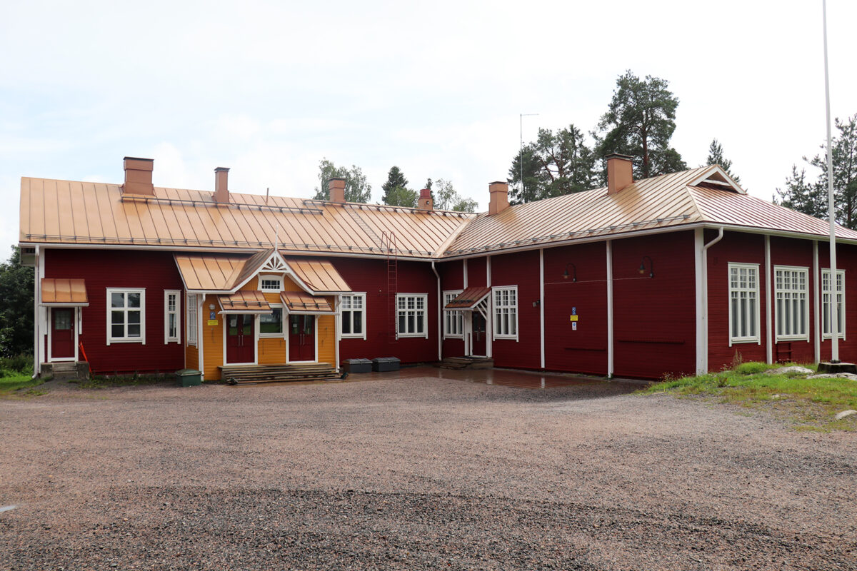 Kirkonkylän koulu maalattiin koululaisten loman aikana – kuistista tuli nyt keltainen