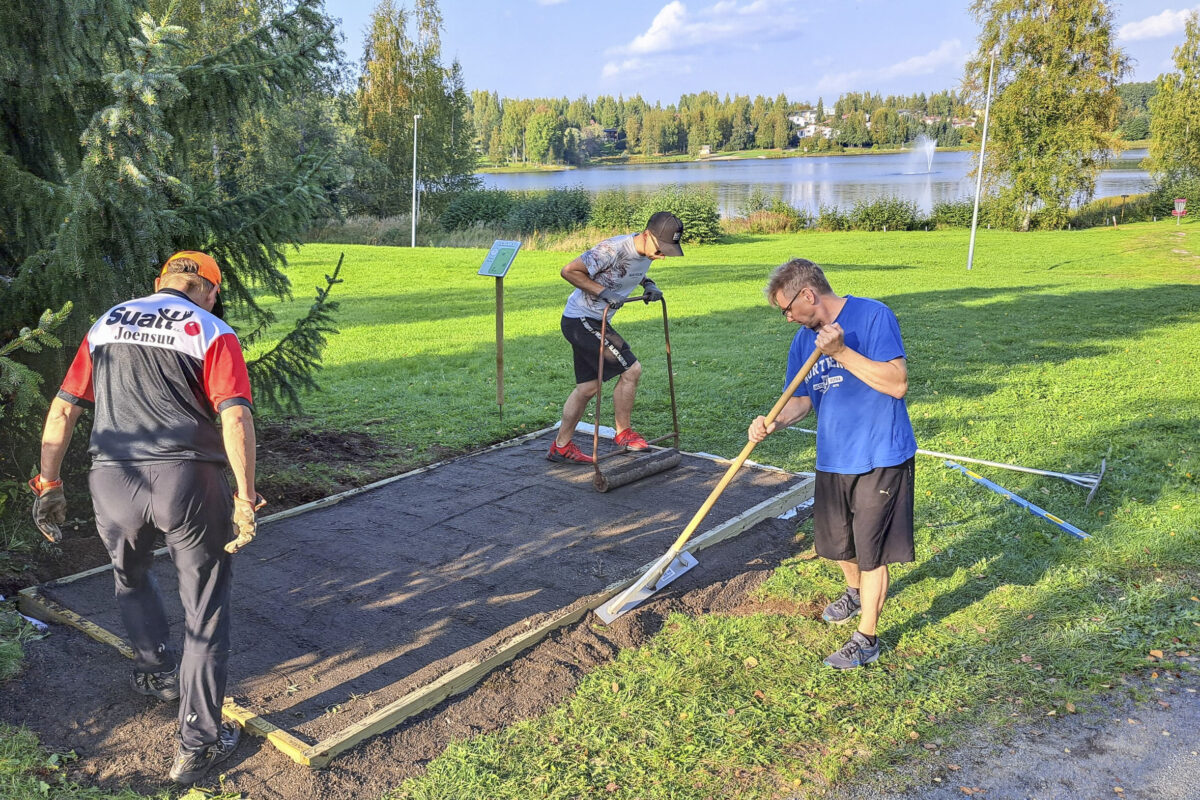 Nuoret ja lapsiperheet ovat jo ottaneet Kirkkolahden frisbeegolfradan omakseen – rakennustalkoita riittää vielä syyskuun ajan